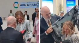 El primer ministro de Albania hinca la rodilla ante Meloni para regalarle un pañuelo por su cumpleaños