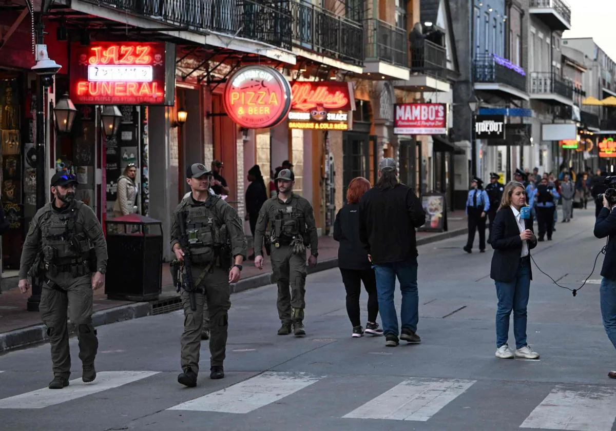 Varios policías caminan por Bourbon Street, lugar del atentado islamista.