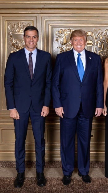 Pedro Sánchez y Donald Trump junto a sus esposas en una foto de archivo