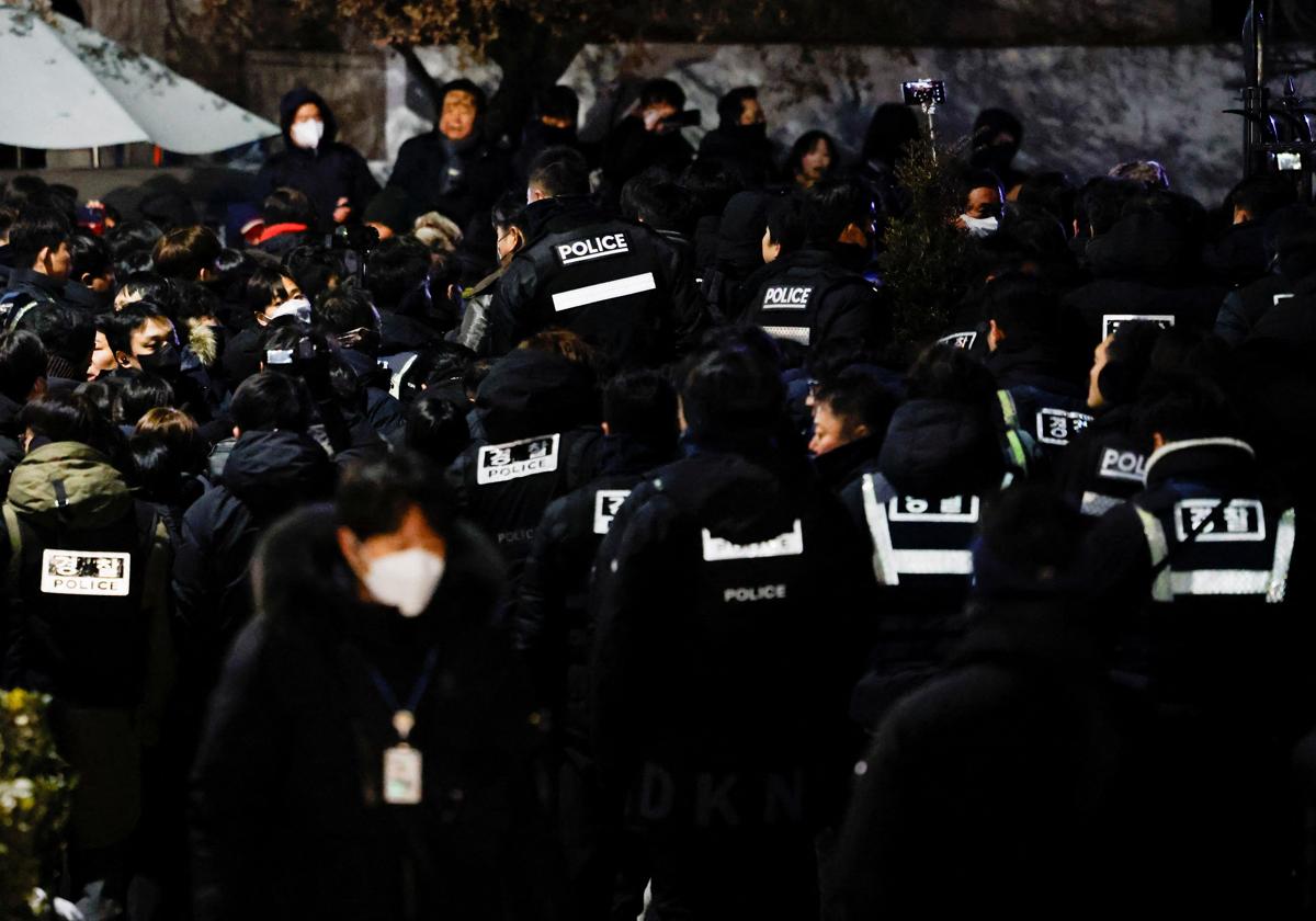 Agentes de la Policía en los alrededores de la residencia oficial del presidente surcoreano destituido, Yoon Suk Yeol.