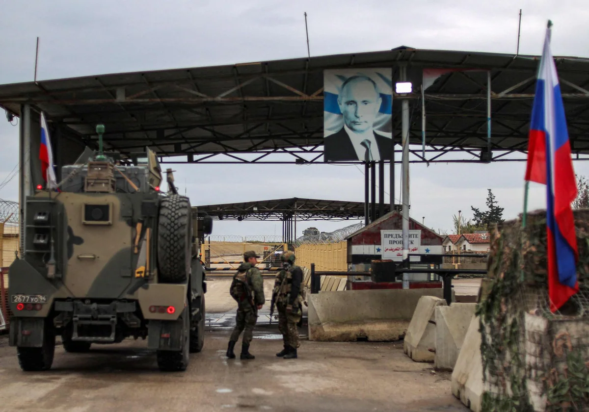 Un retrato de Putin preside la base que Rusia tenía en Latakia