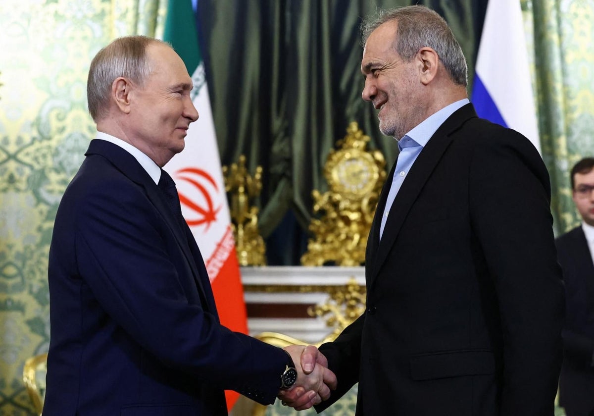 El presidente ruso, Vladímir Putin, recibe a su homólogo iraní, Masud Pezeshkian, en el Kremlin