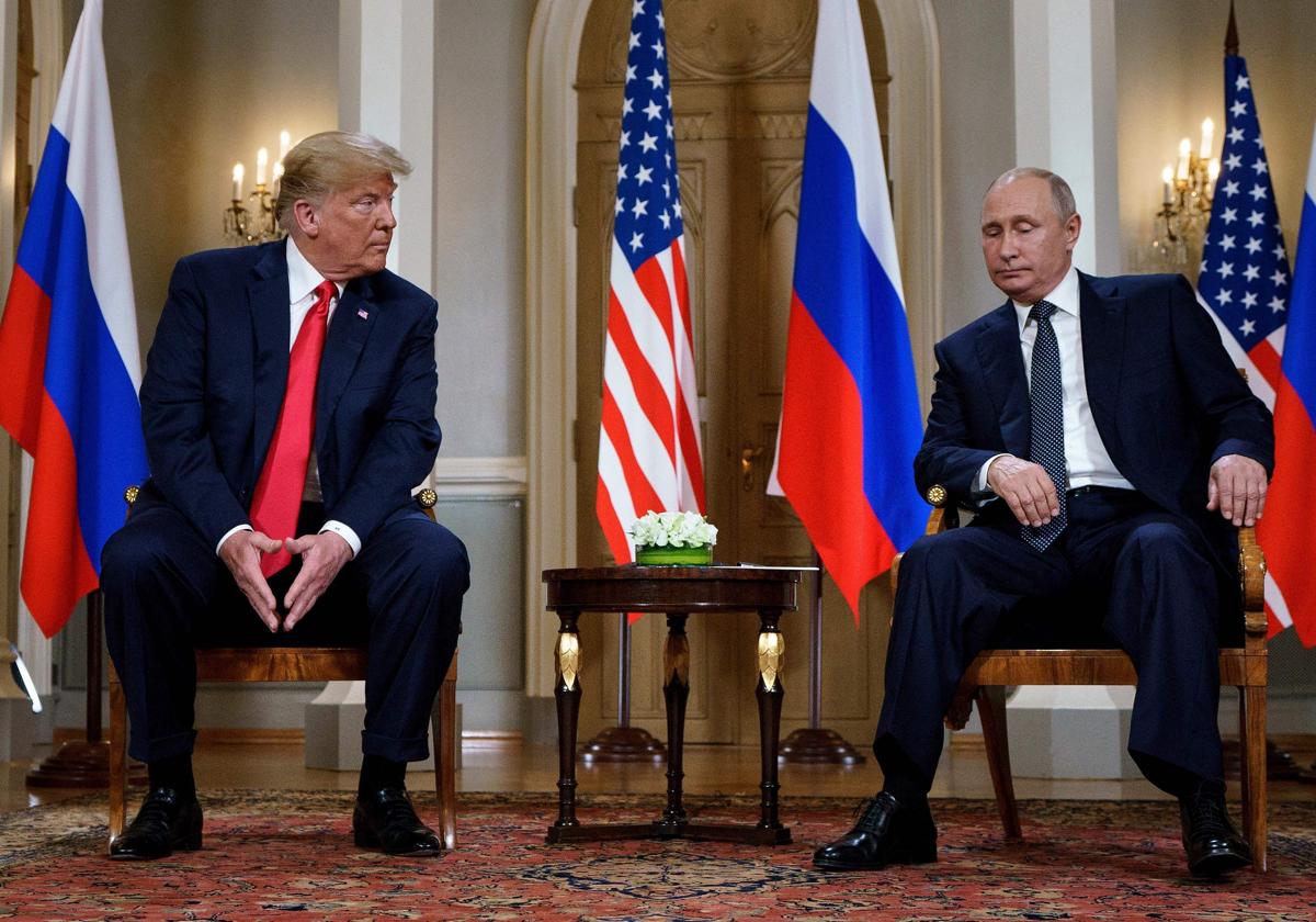 Donald Trump y Vladimir Putin, antes de mantener una reunión en 2018