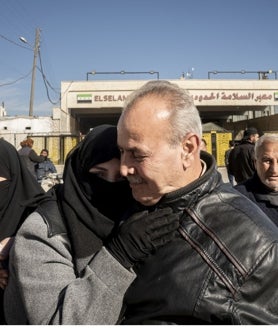 Imagen secundaria 2 - La familia de Abdel se reencuentra tras ocho años separados por la guerra. Es la primera vez que el abuelo ve a su nieto en persona. Vuelven a Alepo, su ciudad de origen.