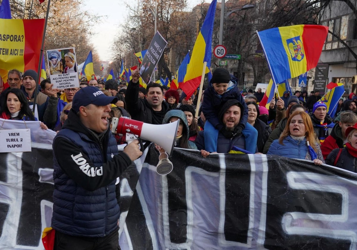 Manifestaciones masivas en Rumanía contra la anulación de la primera ronda de las elecciones presidenciales, que ganó el candidato prorruso Calin Georgescu