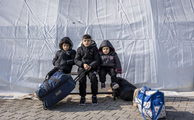 Imagen principal - Arriba, Brahim (6 años), Zacarías (8 años) Isaac (4 años). Cruzan con su madre solos. Su padre ha decidido quedarse en Turquía para terminar de arreglar los papeles. Se dirigen a Qamishili, una ciudad en el noreste de Siria, muy cerca de Irak. Han vivido, de manera ilegal, durante seis años en Turquía. La estampa familiar es de Mohammad (38 años) y Sultans (37) con sus hijos Mira, Segmu, Mitra e Isam. Esta familia de origen kurdo solo quiere volver a su tierra, a Afrín. «Cualquier cosa mejor que quedarnos aquí», dice el padre. Han vivido en Estambul la discriminación y humillación por su origen kurdo. Por último, Jamal, de 69 años. Esta mujer siria vuelve sola para cuidar de su hija enferma en su país. De Alepo, aún no conoce a sus nietos. Durante la guerra perdió a seis miembros de su familia: a dos los mató el ISIS y a cuatro el régimen de Al Assad.