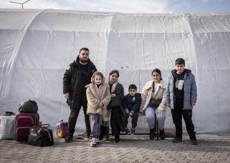 Imagen secundaria 1 - Arriba, Brahim (6 años), Zacarías (8 años) Isaac (4 años). Cruzan con su madre solos. Su padre ha decidido quedarse en Turquía para terminar de arreglar los papeles. Se dirigen a Qamishili, una ciudad en el noreste de Siria, muy cerca de Irak. Han vivido, de manera ilegal, durante seis años en Turquía. La estampa familiar es de Mohammad (38 años) y Sultans (37) con sus hijos Mira, Segmu, Mitra e Isam. Esta familia de origen kurdo solo quiere volver a su tierra, a Afrín. «Cualquier cosa mejor que quedarnos aquí», dice el padre. Han vivido en Estambul la discriminación y humillación por su origen kurdo. Por último, Jamal, de 69 años. Esta mujer siria vuelve sola para cuidar de su hija enferma en su país. De Alepo, aún no conoce a sus nietos. Durante la guerra perdió a seis miembros de su familia: a dos los mató el ISIS y a cuatro el régimen de Al Assad.