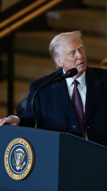 Trump pronuncia un discurso en el Salón de la Emancipación mientras J. D. Vance observa durante la ceremonia de investidura en el Capitolio