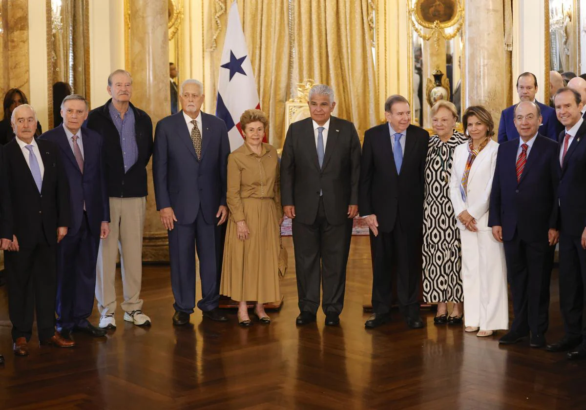 Edmundo González (centro, corbata azul) junto al presidente de Panamá, José Raúl Mulino, su mujer, y un grupo de expresidentes latinoamericanos