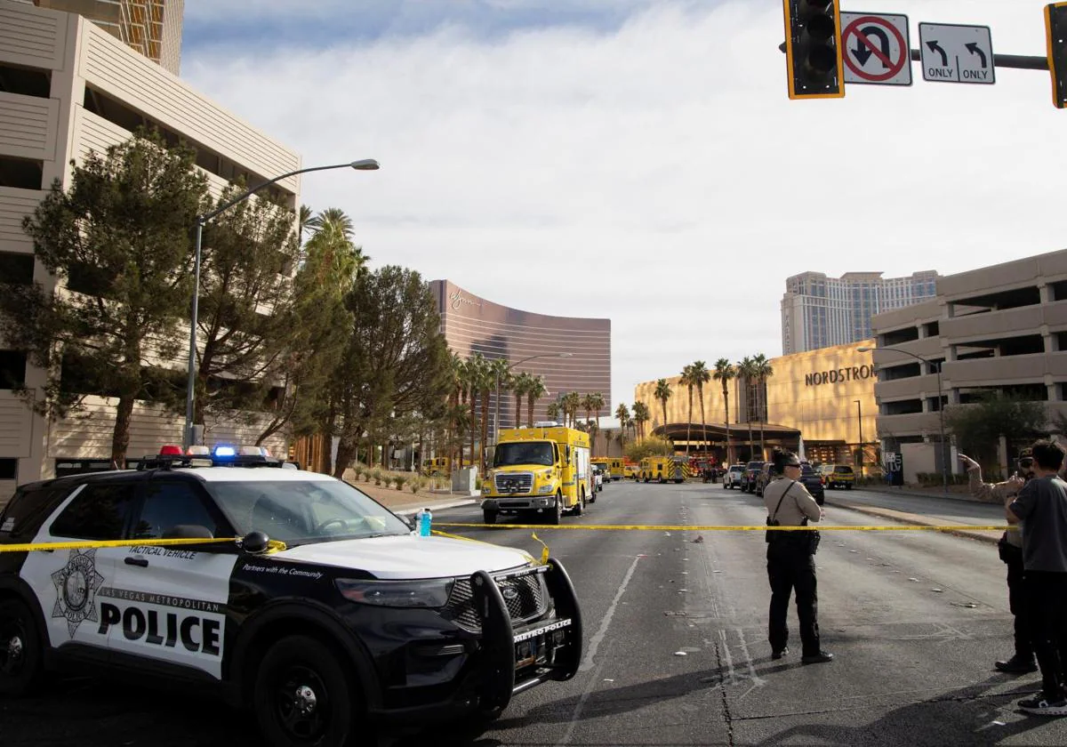 Los bomberos trabajan en el Tesla Cybertruck que se quemó a la entrada de la Trump Tower en Las Vegas