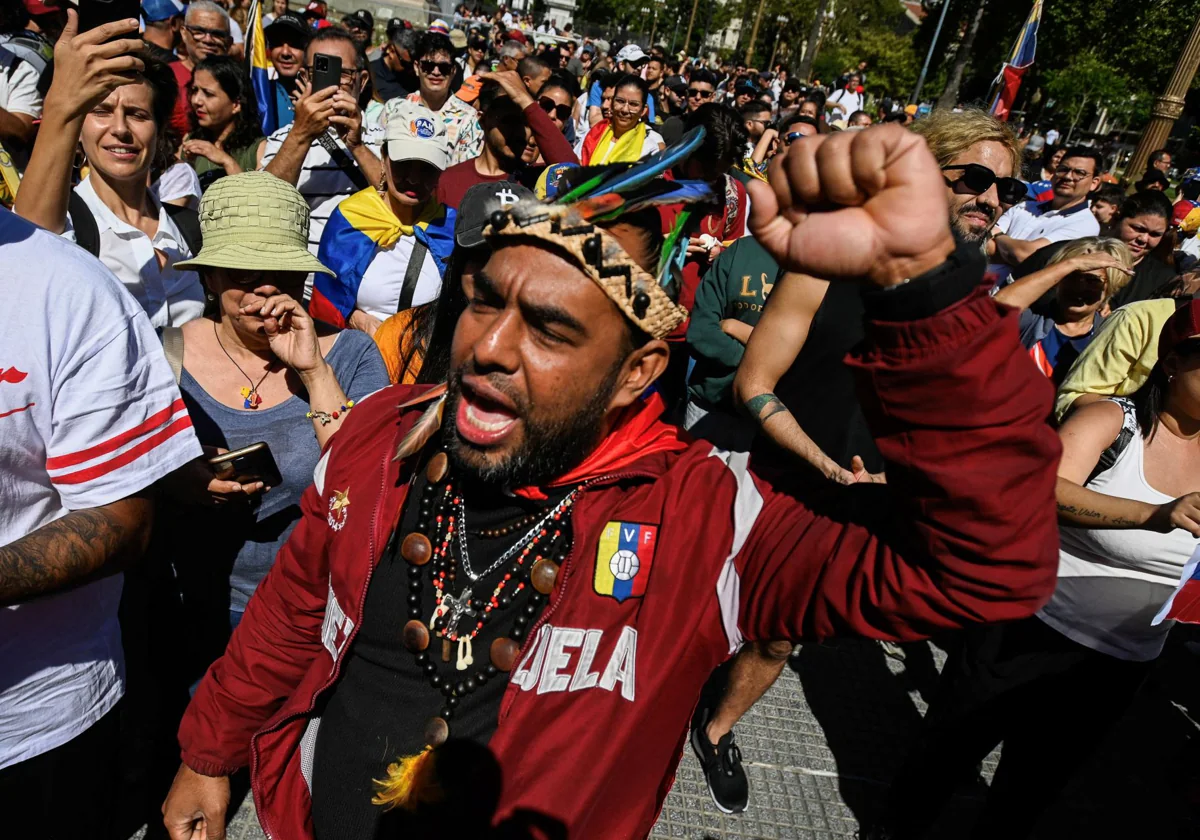 «Maduro tiene los días contados», gritan exiliados venezolanos en la Plaza de Mayo de Buenos Aires