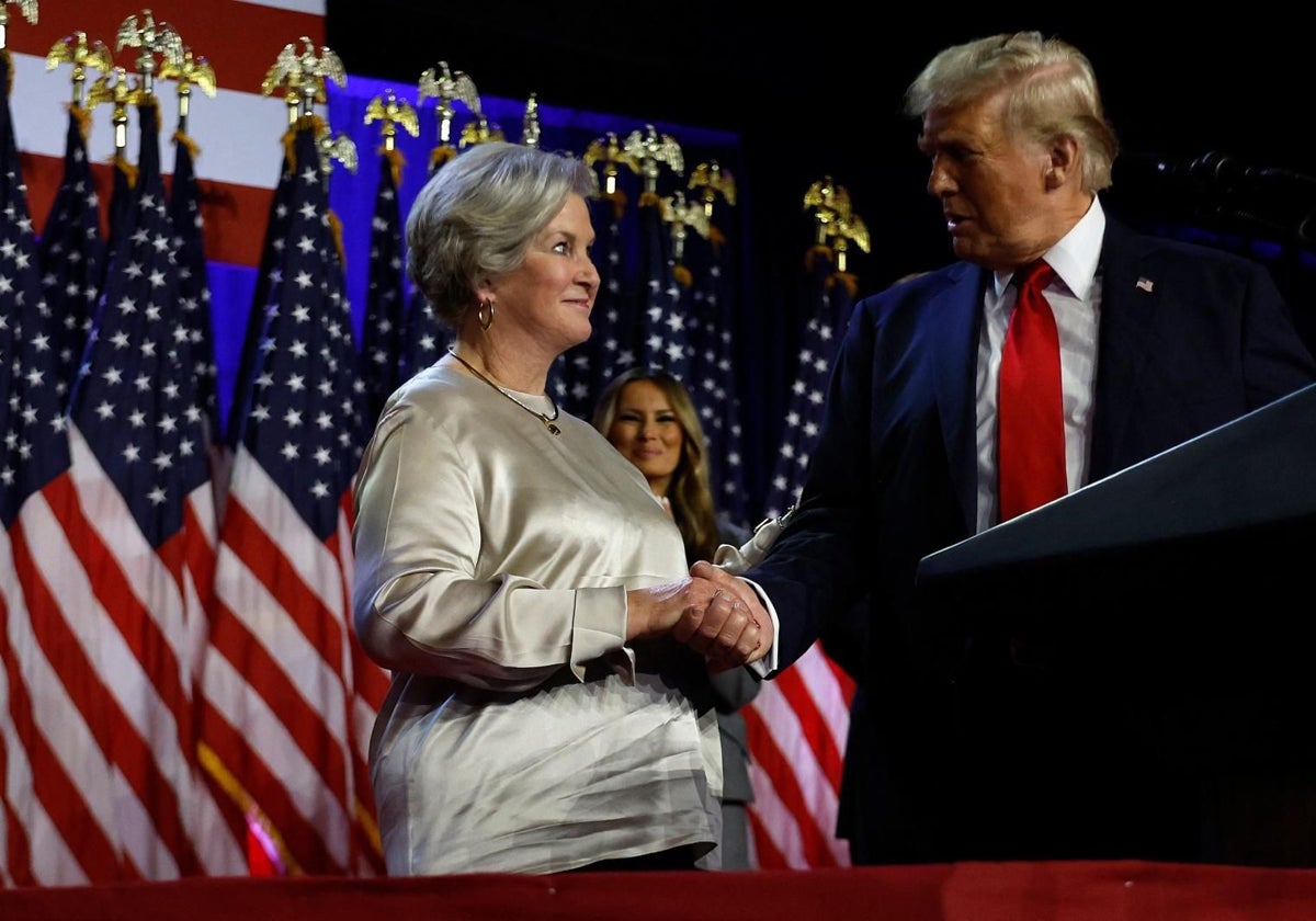 Trump da las gracias a su asesora de campaña y próxima jefa de gabinete durante la celebración de su victoria electoral