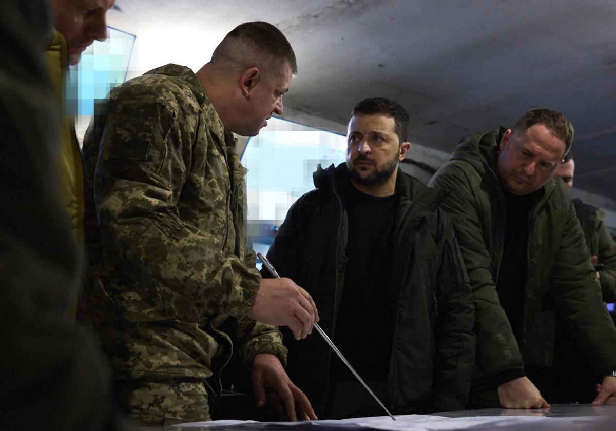 Zelenski y Yermak durante una visita al Ejército. (Archivo)