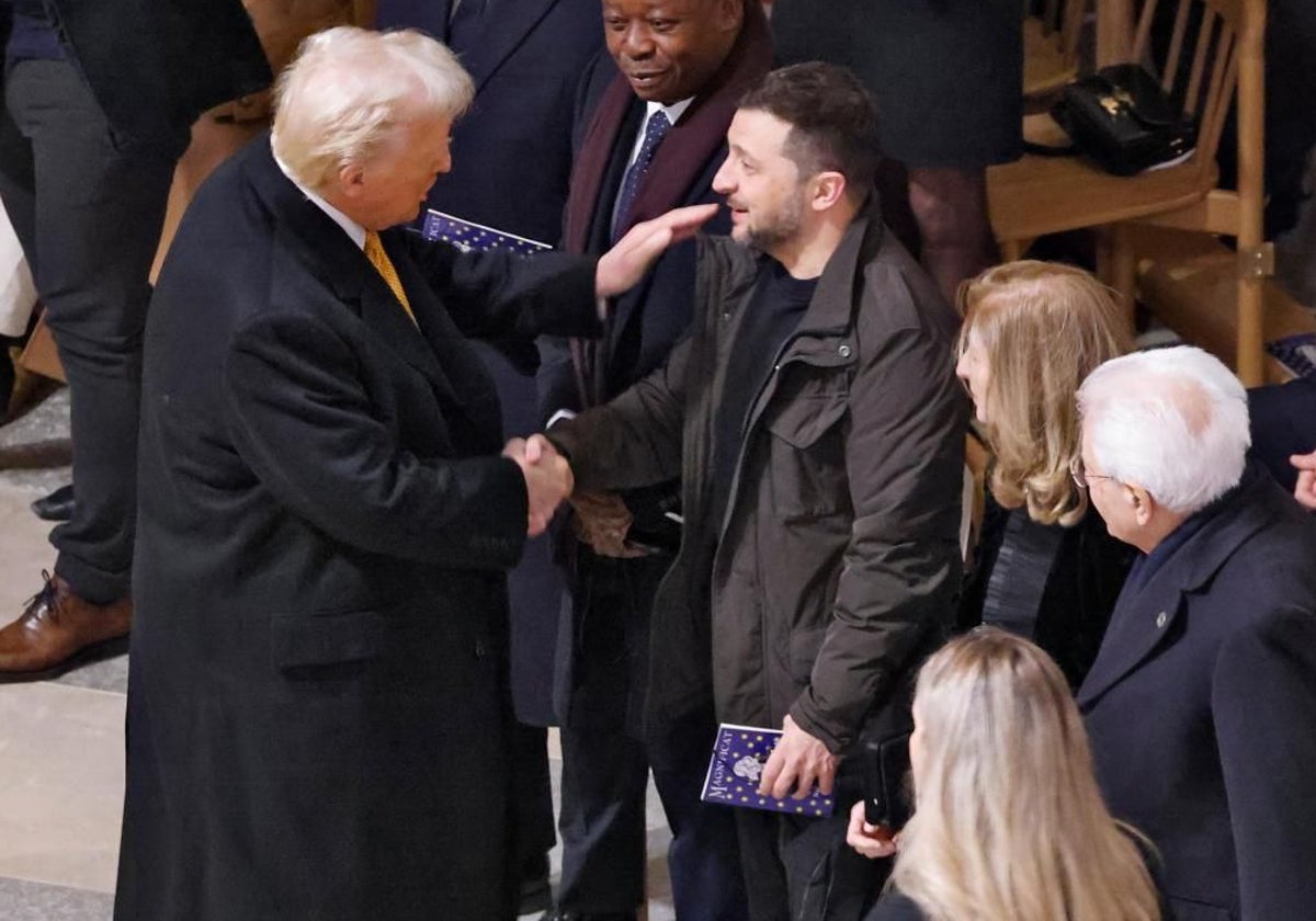 Donald Trump y Volodimir Zelenski charlan durante la inauguración de la catedral de Notre Dame, en París