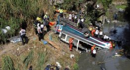 Más de 50 muertos al caer un autobús por un puente en Guatemala