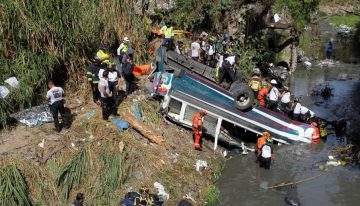 Más de 50 muertos al caer un autobús por un puente en Guatemala