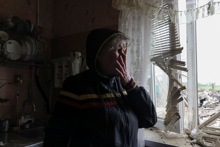 Una vecina de Pavlohrad observa los destrozos en su casa. en una foto de archivo