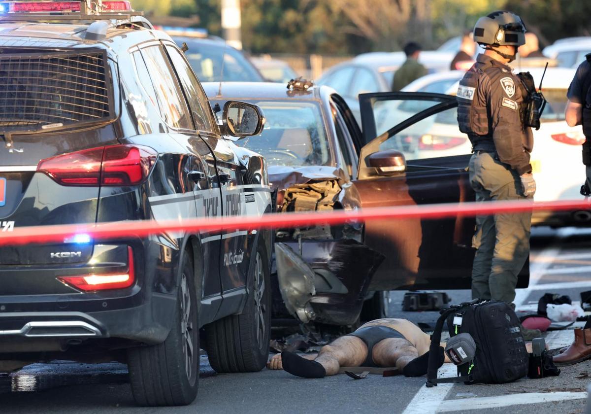 El cadáver de un hombre yace junto a un vehículo siniestrado que, al parecer, embistió a los peatones en el cruce de Karkur, al sur de la ciudad de Haifa, en el norte de Israel