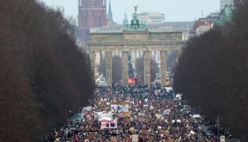 Multitudinaria manifestación exige en Berlín mantener el cordón sanitario contra la extrema derecha