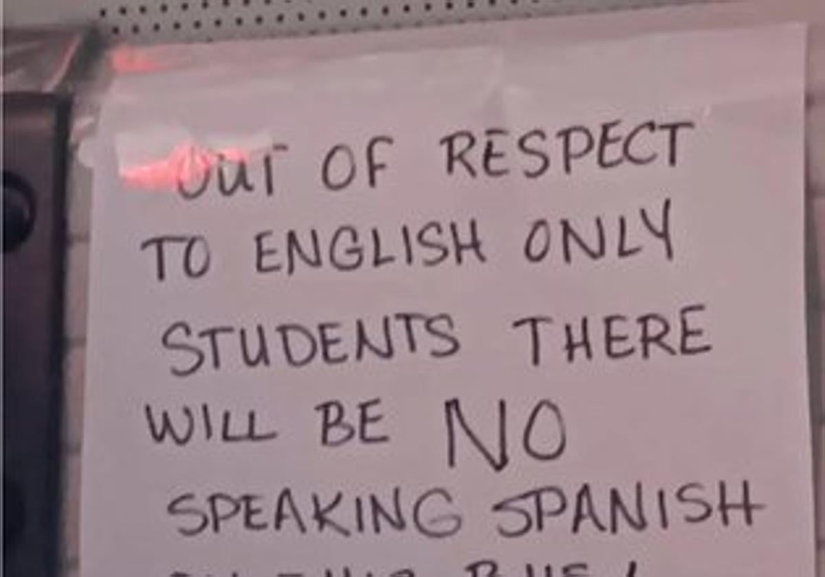 Cartel en el que se lee que no se puede hablar español en el autobús