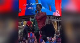 [VIDEO] Hinchas develaron estatua de Cristiano Ronaldo en Nueva York por su cumpleaños 40