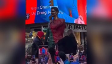 [VIDEO] Hinchas develaron estatua de Cristiano Ronaldo en Nueva York por su cumpleaños 40