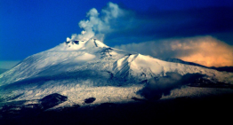 Intensa actividad eruptiva del volcán Etna complica el tráfico aéreo