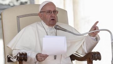 El papa Francisco presenta una «leve mejoría»