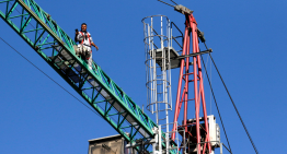 Intentan rescatar a hombre que subió a grúa de construcción