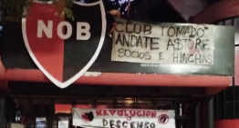 Centenar de hinchas se tomó las oficinas de Newell's en Argentina