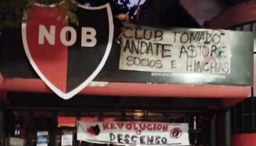 Centenar de hinchas se tomó las oficinas de Newell's en Argentina