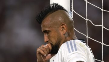 Vidal salió con molestias del duelo con O'Higgins y volvió a encender las alarmas en Colo Colo