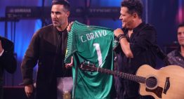 Claudio Bravo regaló su camiseta oficial de La Roja a Carlos Vives en el Festival de Viña del Mar