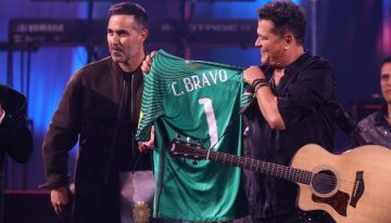 Claudio Bravo regaló su camiseta oficial de La Roja a Carlos Vives en el Festival de Viña del Mar