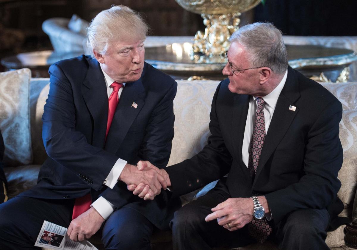 El presidente estadounidense, Donald trump, junto al enviado especial para Ucrania, Keith Kellogg