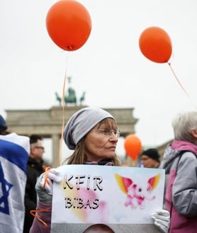 Imagen secundaria 2 - Israel despide con globos naranjas a Shiri, Kfir y Ariel