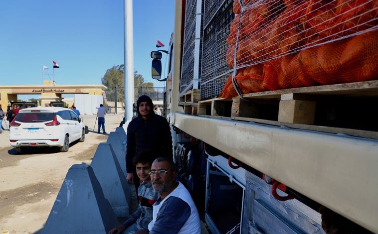 Imagen principal - Tras la reapertura del paso de Rafah gracias al alto el fuego entre Israel y Hamás, vuelven los camiones de ayuda humanitaria a este paso fronterizo entre Egipto y Gaza, como el que conduce Ibrahim Soleiman cargado de patatas (imagen superior). Aunque menos que hace un año, ya se forman colas para entrar en Gaza y algunos conductores llevan cinco días esperando (arriba a la izquierda). El gobernador del Sinaí Norte, Khaled Megawer (arriba a la derecha), abre el cruce de Rafah para que entre comida y agua y salgan los heridos y enfermos palestinos, pero no permitirá un éxodo de refugiados.