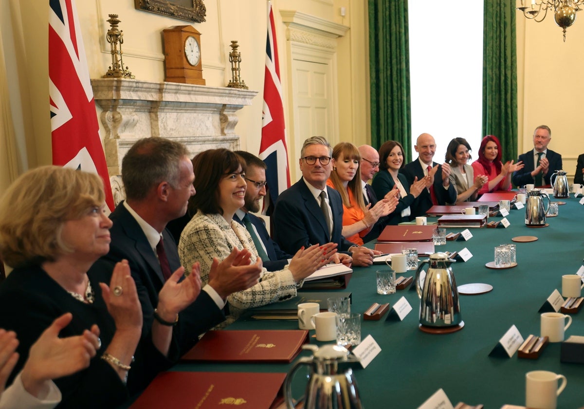 Keir Starmer, en el centro, con su gabinete de ministros el pasado mes de julio