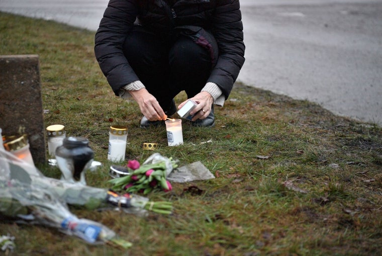 La gente enciende velas en una vigilia improvisada cerca del centro de educación para adultos Campus Risbergska en Orebro, Suecia