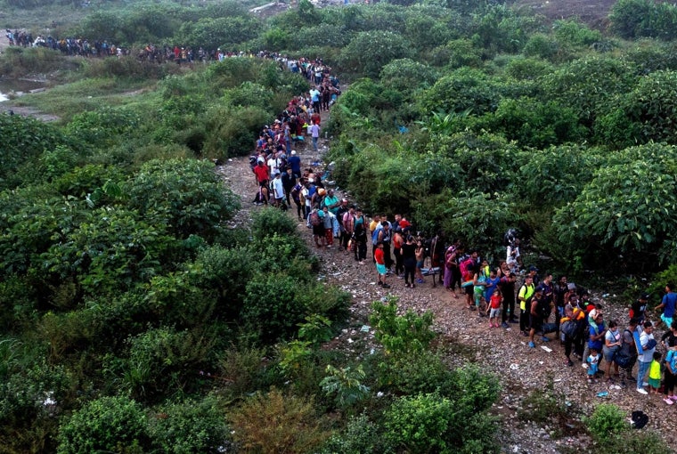 Migrantes caminando por la selva cerca del poblado de Bajo Chiquito, el primer control fronterizo de la provincia de Darién en Panamá