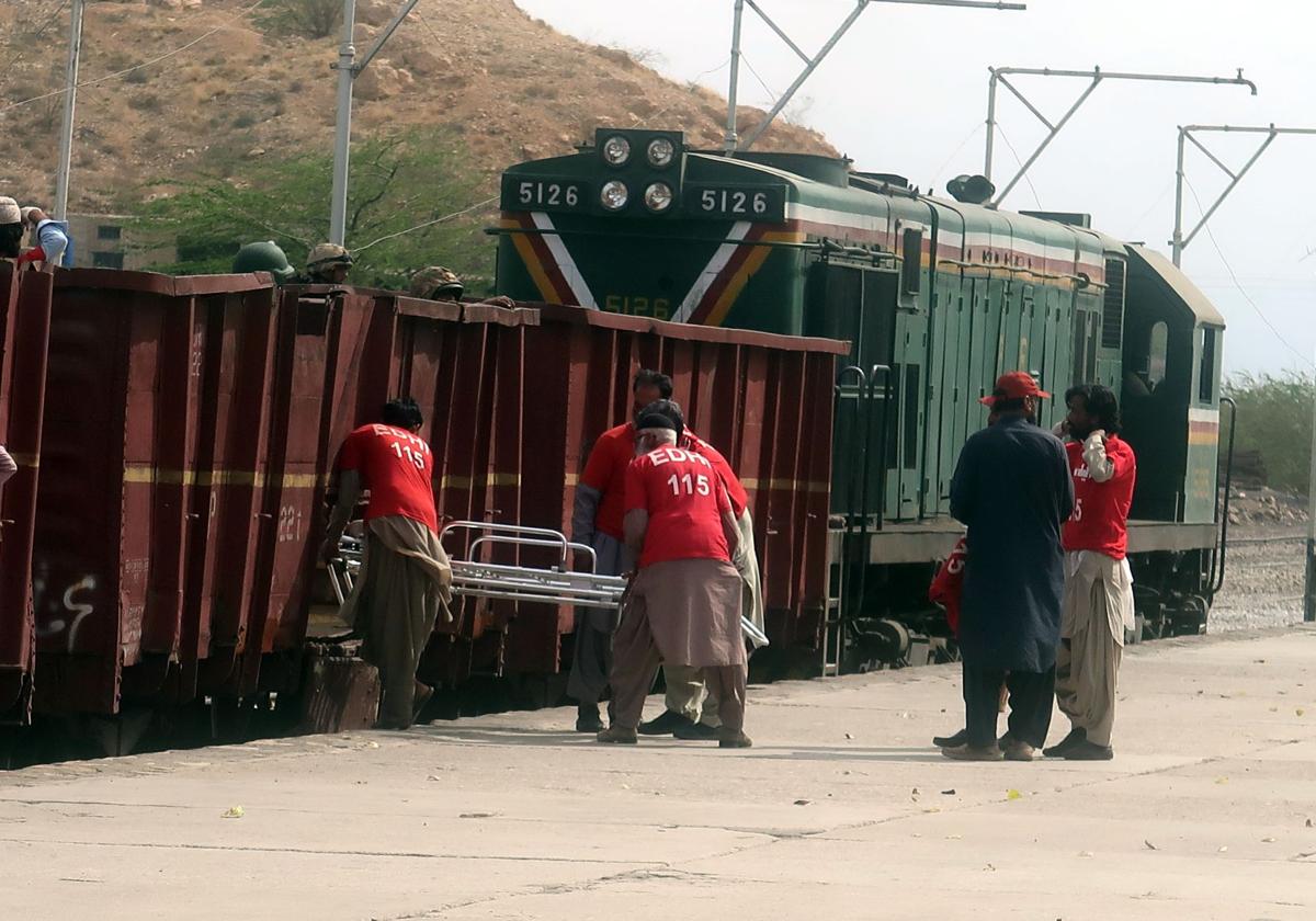 Trabajadores de rescate de la organización Edhi se preparan para participar en una operación de rescate.