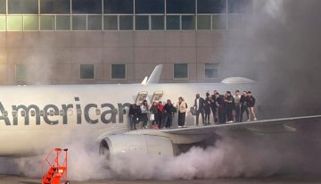 Un incendio en un avión de American Airlines en Denver obliga a evacuar a los pasajeros por el ala