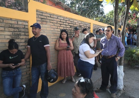 Imagen secundaria 1 - Integrantes del Ejército de Honduras brindan seguridad a la jornada electoral este domingo, en Tegucigalpa ( Honduras ). Las elecciones primarias e internas de Honduras para elegir a los candidatos a cargos de p