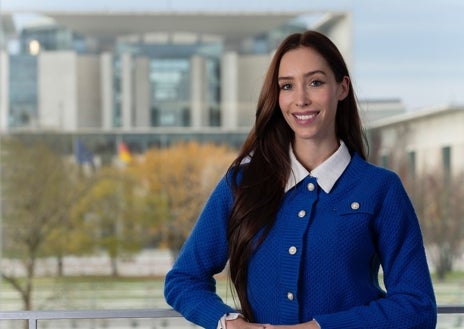 Imagen secundaria 1 - Arriba, Reinhild Boßdorf, hija de Irmhild Bossdorf, una política nacionalista de la AfD en Norte-Westfalia. En Instagram comparte consignas. Abajo, Marie-Thérèse Kaiser, una política influencer de la AfD que asocia explícitamente a los extranjeros con violaciones colectivas. Al lado, Triene en TikTok. En su perfil 'Háblame en alemán«, se describe como heterosexual, no vacunada, de AfD, gasolina y carnívora. Posa en lencería: «los hombres de verdad son de derecha».