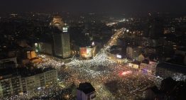 Más de 100.000 personas se manifiestan en Serbia contra la corrupción del Gobierno y el presidente Vucic dice entender «la rabia»