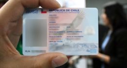 Fue a renovar su carnet y recibió el documento con foto y firma de cuando tenía 9 años