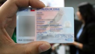 Fue a renovar su carnet y recibió el documento con foto y firma de cuando tenía 9 años