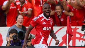 [VIDEO] Ecuatoriano Enner Valencia puso en alerta a la Roja con furioso golazo a Gremio