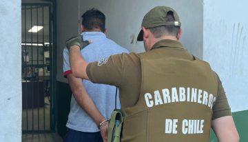 Dos detenidos por venta de drogas en automóvil en el centro de Santiago