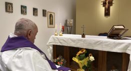 El Vaticano difunde la primera foto del papa en el hospital